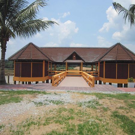 Green Village Pasir Salak Eco River Resort Kampung Gajah  Exterior photo
