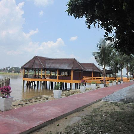 Green Village Pasir Salak Eco River Resort Kampung Gajah  Exterior photo