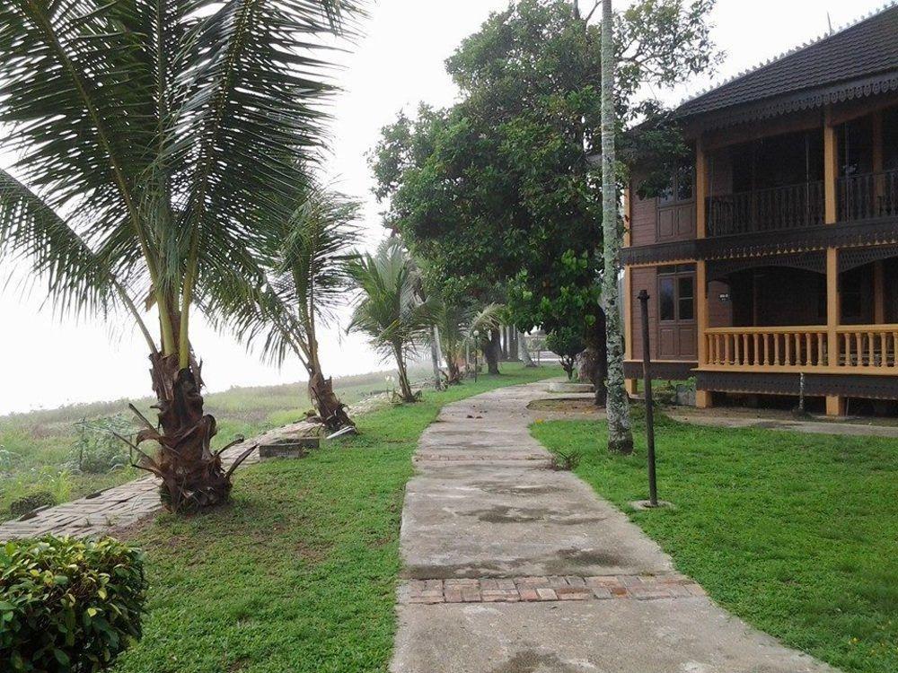 Green Village Pasir Salak Eco River Resort Kampung Gajah  Exterior photo