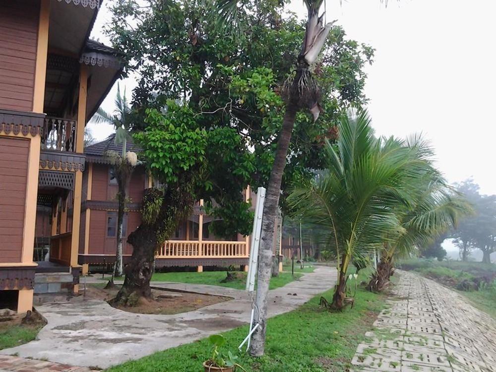 Green Village Pasir Salak Eco River Resort Kampung Gajah  Exterior photo
