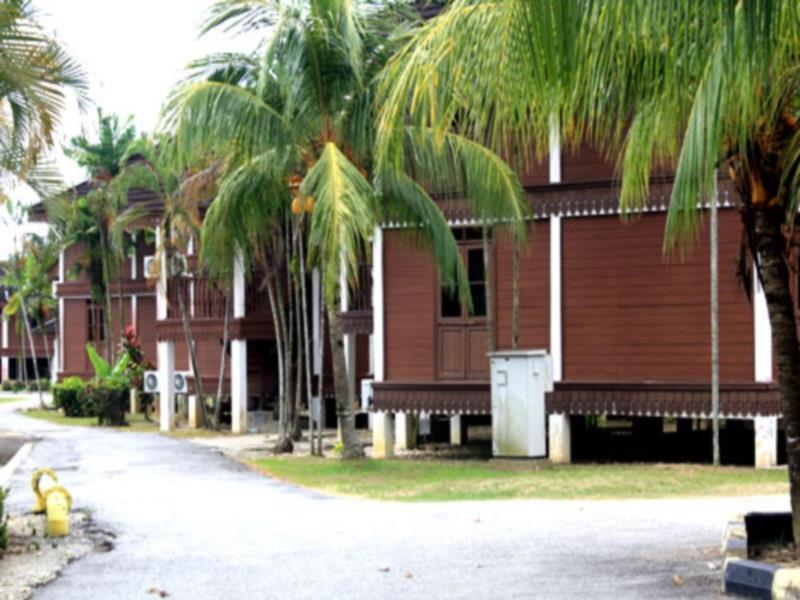 Green Village Pasir Salak Eco River Resort Kampung Gajah  Exterior photo