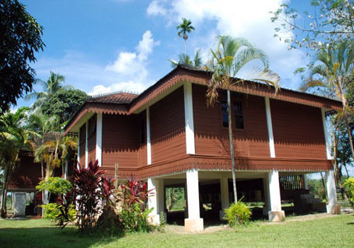 Green Village Pasir Salak Eco River Resort Kampung Gajah  Exterior photo