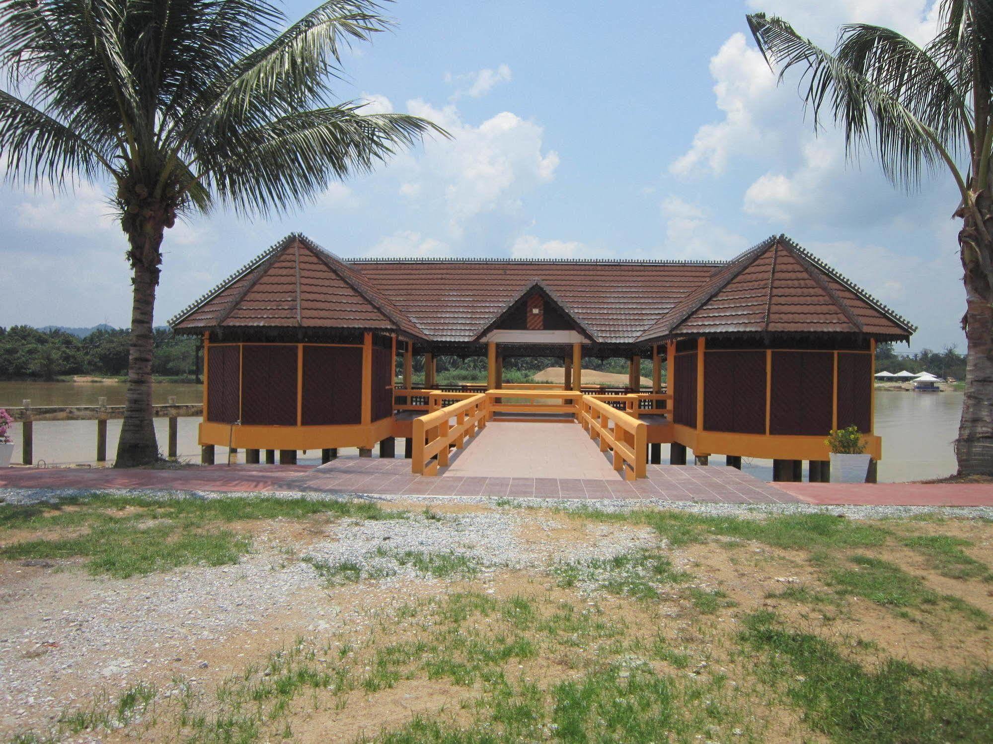 Green Village Pasir Salak Eco River Resort Kampung Gajah  Exterior photo