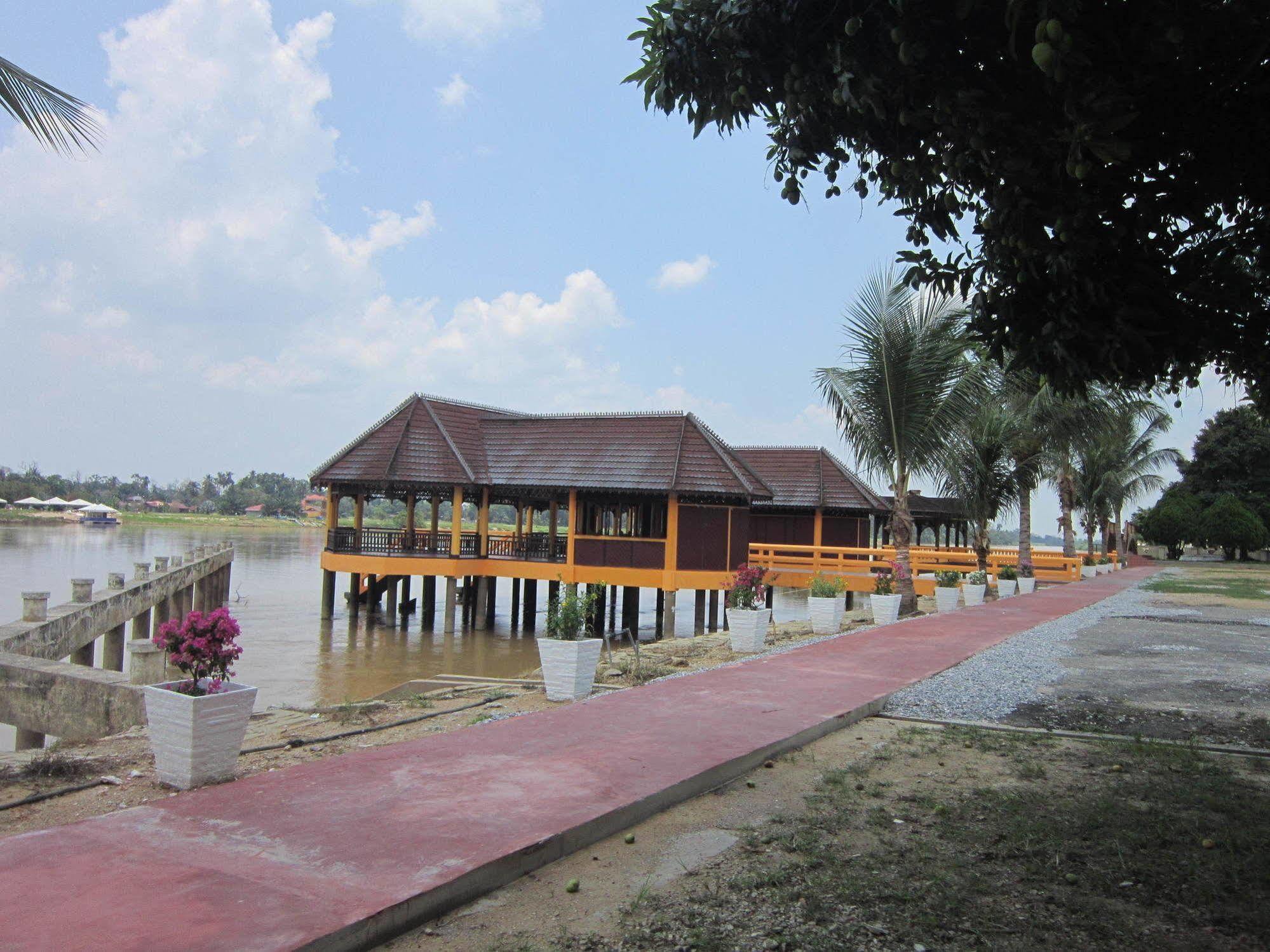 Green Village Pasir Salak Eco River Resort Kampung Gajah  Exterior photo