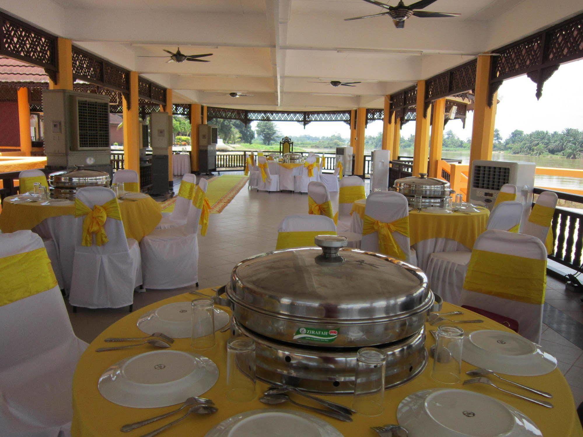 Green Village Pasir Salak Eco River Resort Kampung Gajah  Exterior photo