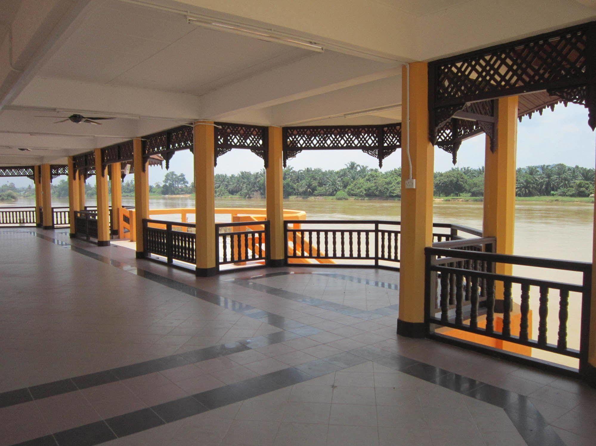 Green Village Pasir Salak Eco River Resort Kampung Gajah  Exterior photo