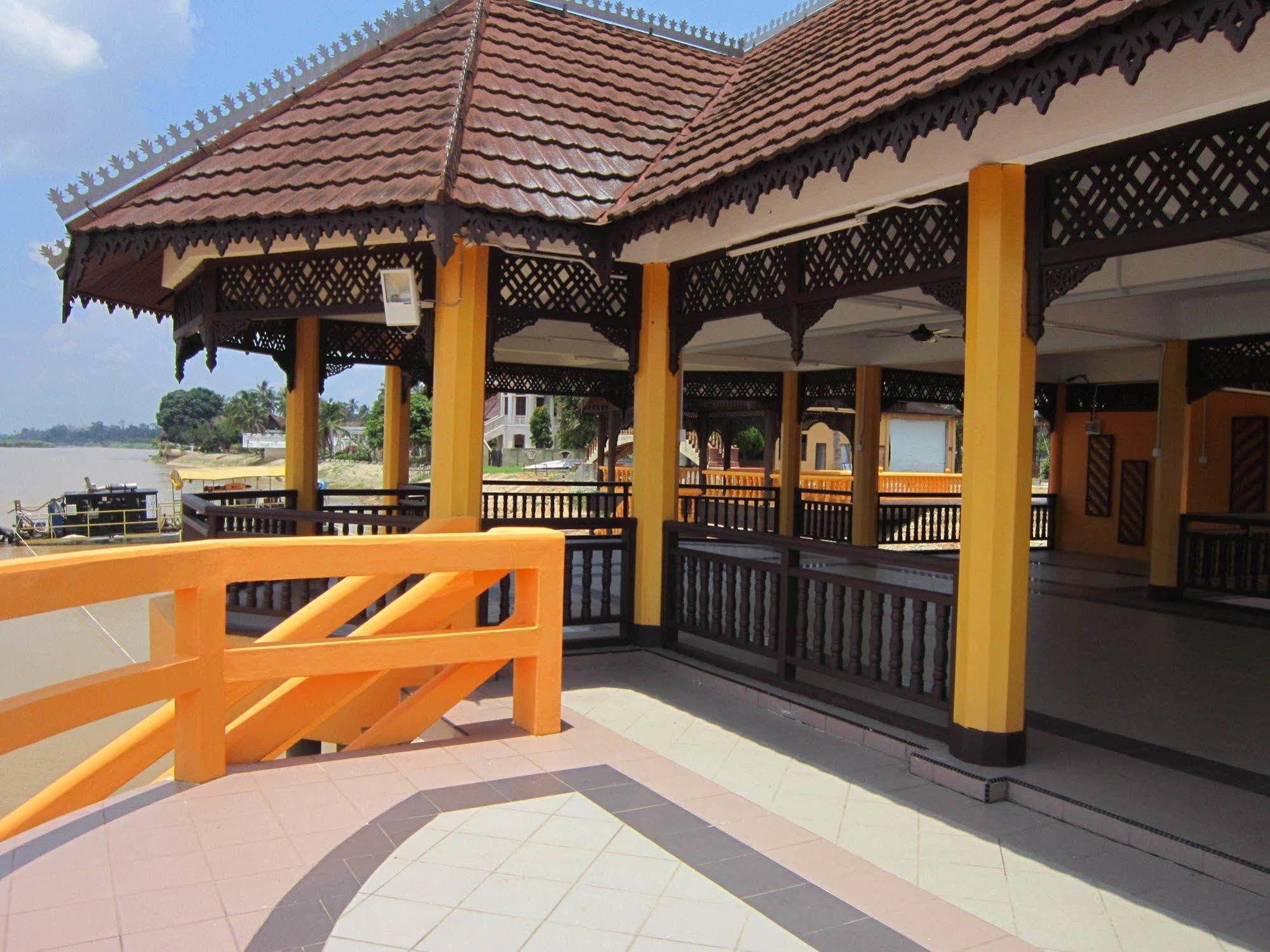 Green Village Pasir Salak Eco River Resort Kampung Gajah  Exterior photo