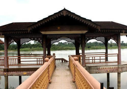 Green Village Pasir Salak Eco River Resort Kampung Gajah  Exterior photo
